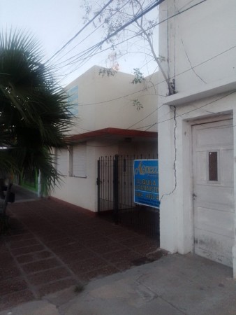 SE VENDE CASA. CALLE 11 E/ 16 Y 18 - CENTRO.