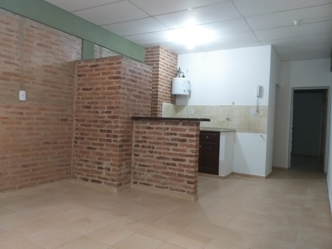 JOSE HERNANDEZ 620 - 5 E/ 8 Y 10 ENSANCHE SUR - ZONA UNCAUS 