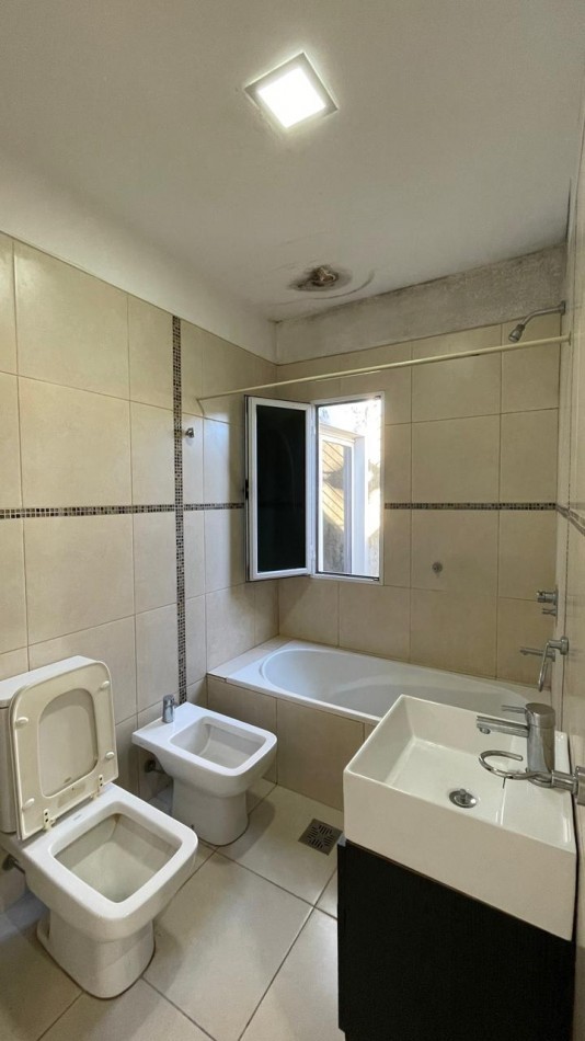 47 E/ 22 Y 24 PIÑEIRO - MZ 208 PC 23 